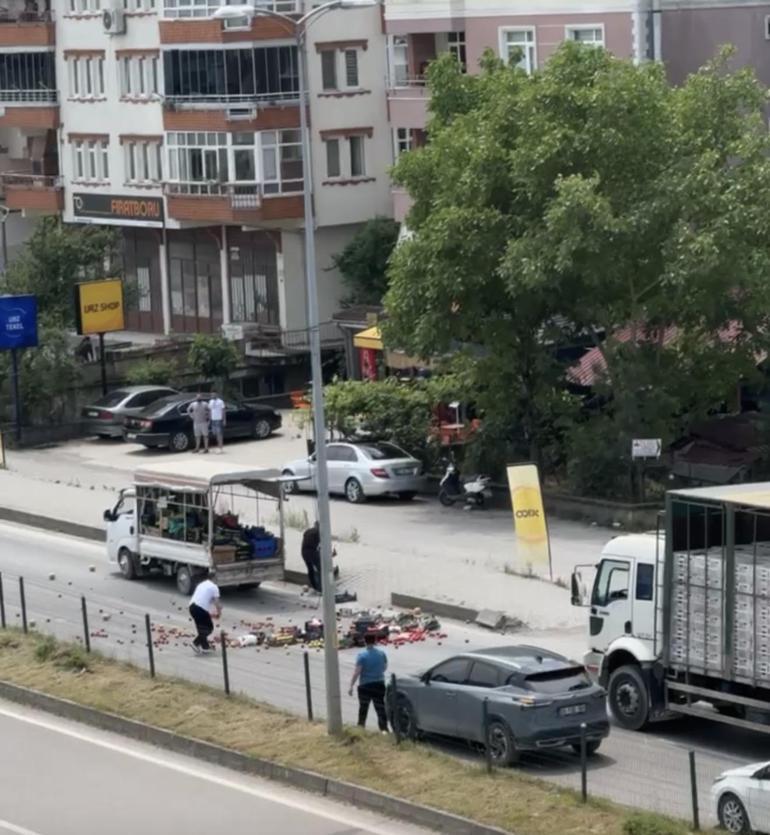 Kamyonetin kasasından yola saçılan meyve ve sebzeler, diğer sürücülerin yardımıyla toplandı