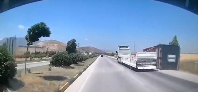 TIRda yüklü konteyner, fırtınada düştü; o anlar kamerada