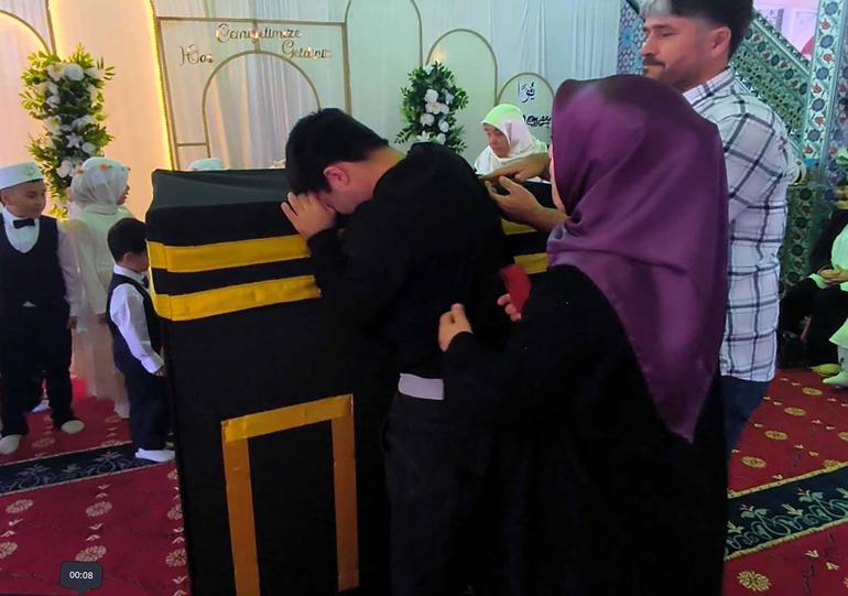 Kabe maketine sarılıp, ‘Allah’ım, beni o memlekete götür’ diye dua ederek gözyaşı döktü