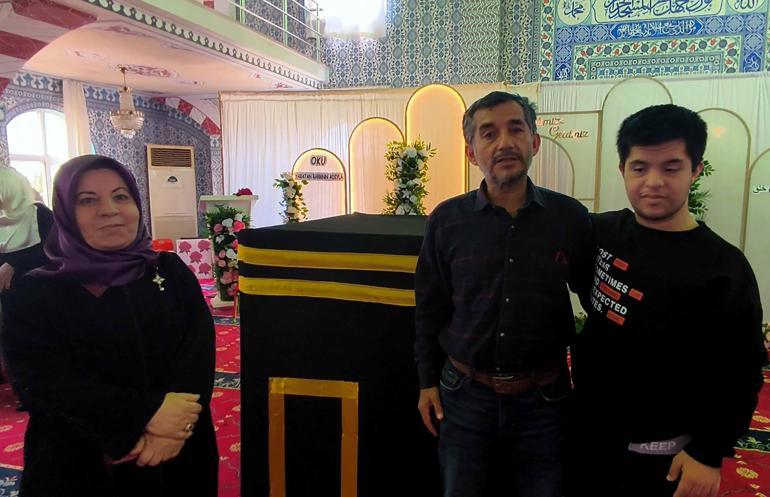 Kabe maketine sarılıp, ‘Allah’ım, beni o memlekete götür’ diye dua ederek gözyaşı döktü