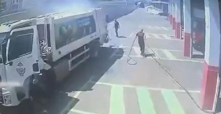 Yangın çıkan çöp kamyonunu itfaiye istasyonuna götürdü; o anlar kamerada