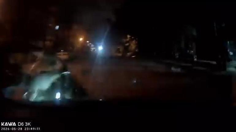 Maltepe’de ters yönden gelen otomobilin çaptığı motosikletin sürücü ağır yaralandı; kaza kamerada