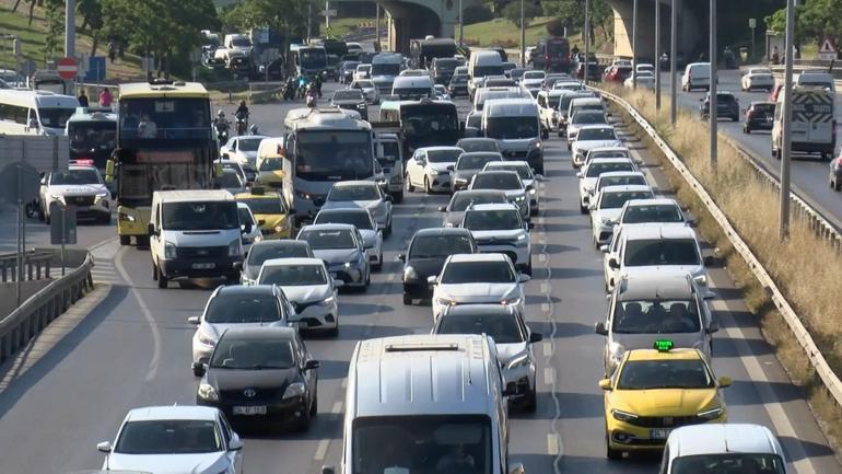 İstanbulda haftanın ilk iş gününde trafik yoğunluğu yüzde 63 olarak ölçüldü