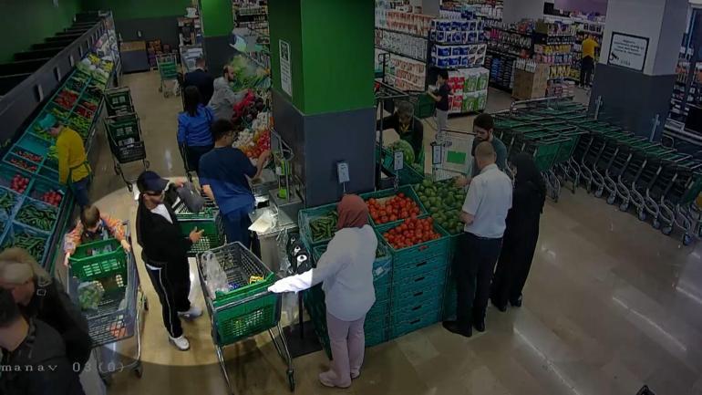 Başakşehirde marketteki müşterinin altın ve döviz dolu çantasını çalan 2 şüpheli tutuklandı
