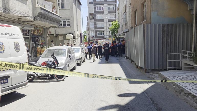Küçükçekmecede yıkımı yapılan binada kısmi çökme; 3 işçi yaralandı