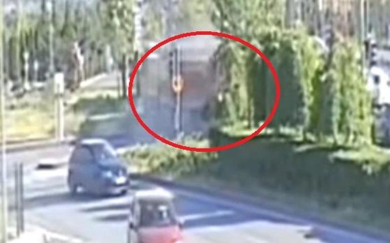 Kamyon ile tramvayın çarpışması kamerada; 5 yaralı