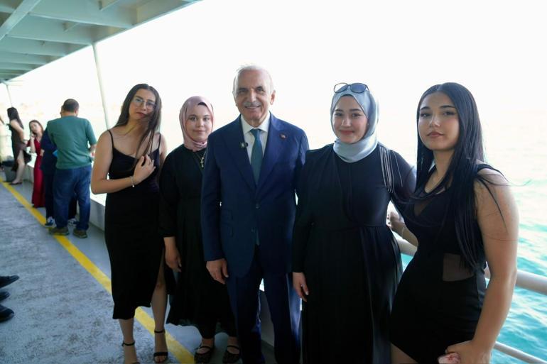 Lise son sınıf öğrencileri Boğaz turuyla mezuniyetlerini kutladı