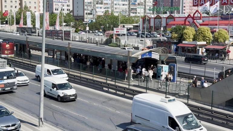 Beylikdüzünde 1 kişinin öldüğü metrobüsteki yan bakma kavgası kamerada; oğul tutuklandı baba serbest