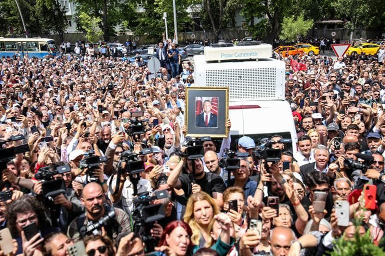 Özgür Özel, Meclis kapısında toplanan kalabalığa hitap etti