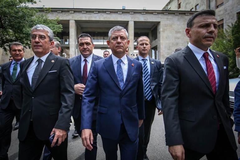 Özgür Özel, Meclis kapısında toplanan kalabalığa hitap etti
