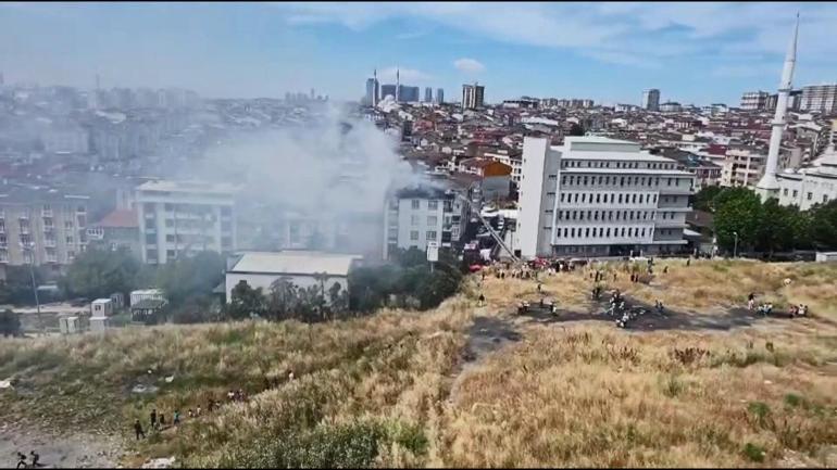 Esenyurtta 5 katlı binanın çatısında yangın; alevler 3 binanın çatısına sıçradı
