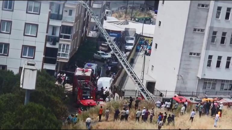 Esenyurtta 5 katlı binanın çatısında yangın; alevler 3 binanın çatısına sıçradı