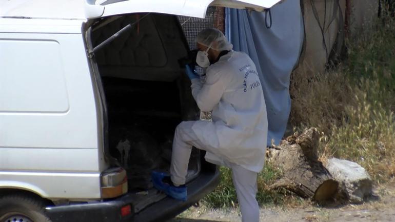 Bağcılarda arsada oyun oynayan çocuklar araçta ceset buldu