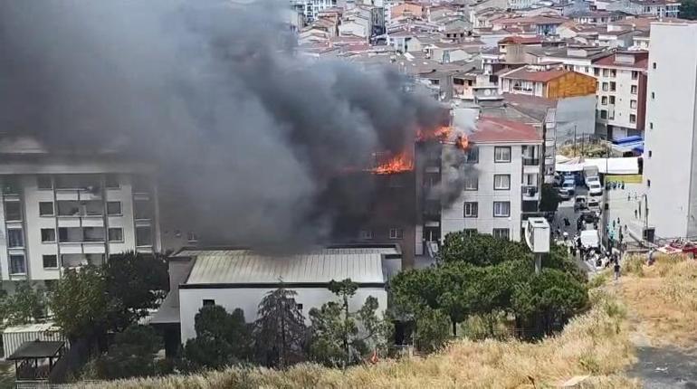 Esenyurtta 5 katlı binanın çatısında yangın; alevler 3 binanın çatısına sıçradı
