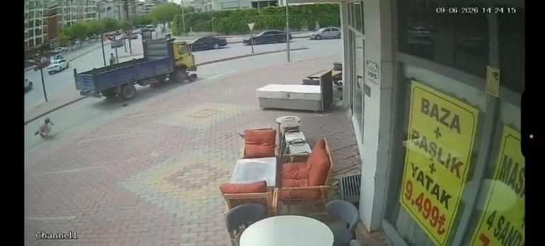 Bisikletteki 3 çoçuk kamyonetin altında kaldı; o anlar kamerada