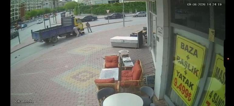 Bisikletteki 3 çoçuk kamyonetin altında kaldı; o anlar kamerada
