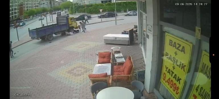Bisikletteki 3 çoçuk kamyonetin altında kaldı; o anlar kamerada