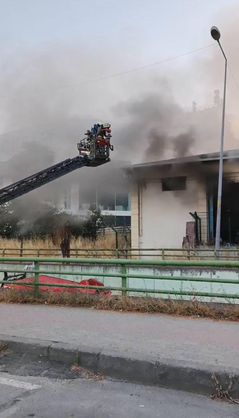 Gaziosmanpaşa’da trafoda çıkan yangın nedeniyle tramvay seferleri durdu