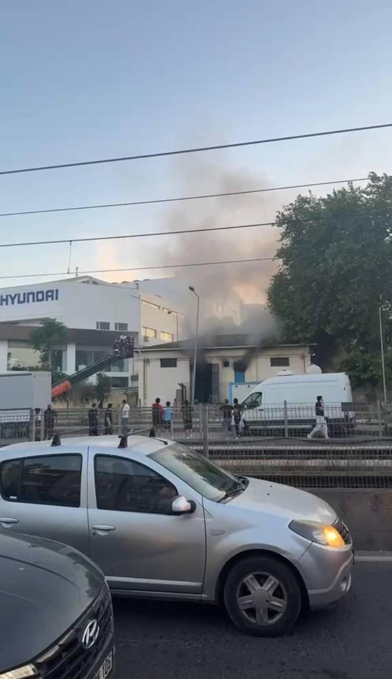 Gaziosmanpaşa’da trafoda çıkan yangın nedeniyle tramvay seferleri durdu
