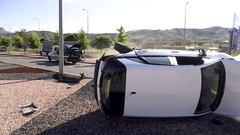 Kayseri’de iki otomobilin çarpıştığı kaza kamerada; 2 yaralı