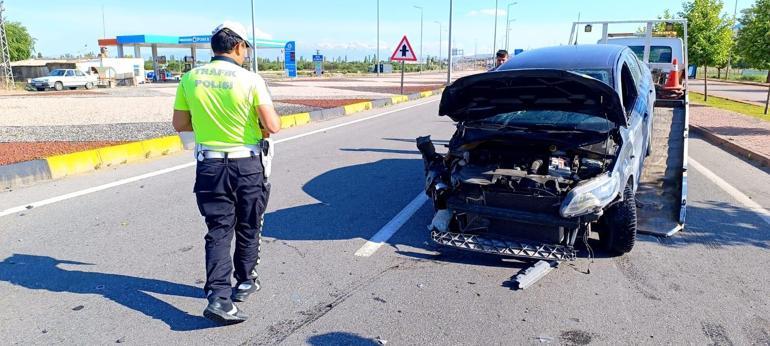 Kayseri’de iki otomobilin çarpıştığı kaza kamerada; 2 yaralı
