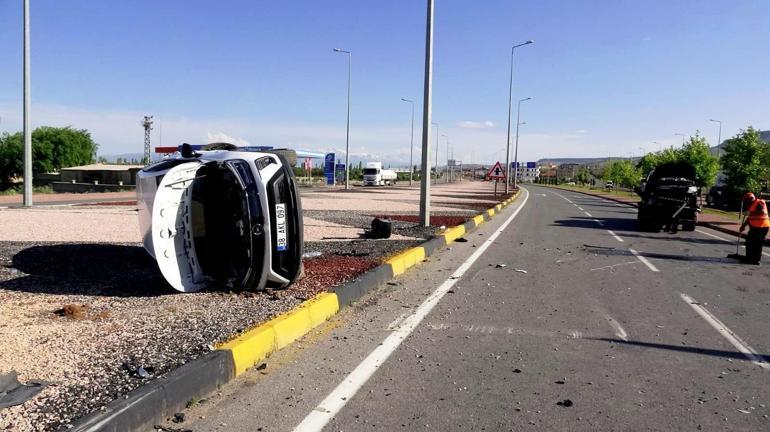 Kayseri’de iki otomobilin çarpıştığı kaza kamerada; 2 yaralı