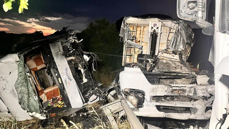 Manisa’da 2 TIR çarpıştı; 2 yaralı