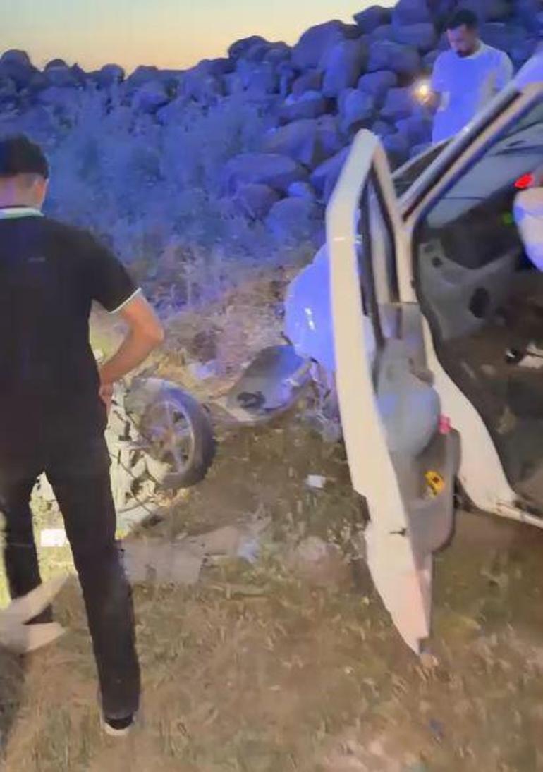 Minibüs ile çarpışan motosikletin sürücüsü öldü, 4 kişi yaralandı
