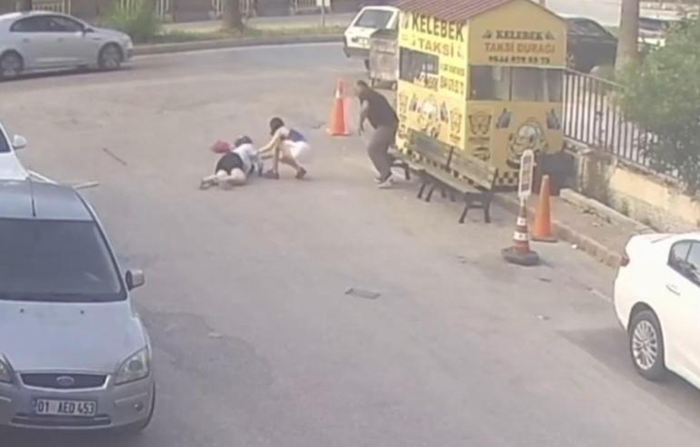 Yolda yürürken başına sineklik düşen kadın yaralandı; o anlar kamerada