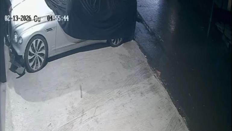 Maslak’ta lüks otomobilin 400 bin liralık altın amblemini çaldı; Şüpheliyle aynı kıyafeti giymişiz dedi