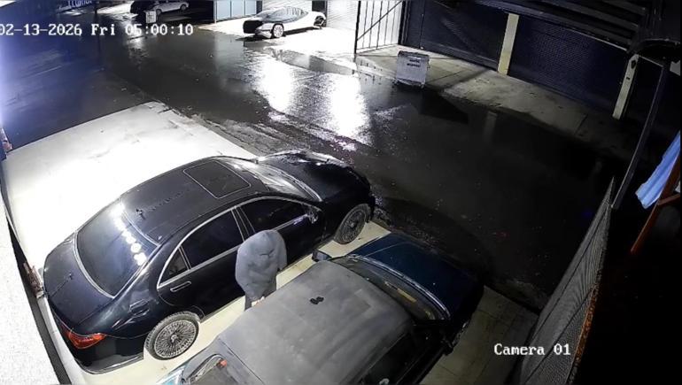 Maslak’ta lüks otomobilin 400 bin liralık altın amblemini çaldı; Şüpheliyle aynı kıyafeti giymişiz dedi