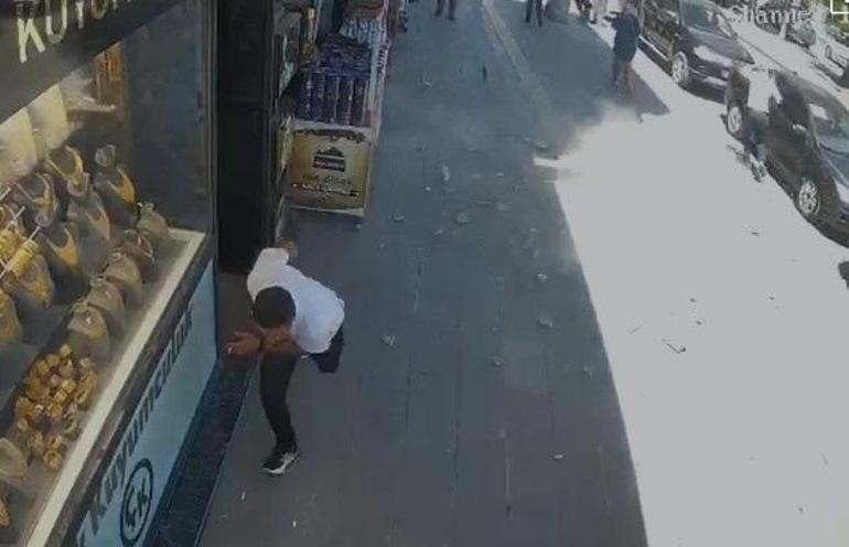 Binadan beton parçaları koptu, caddede yürüyenler son anda kurtuldu