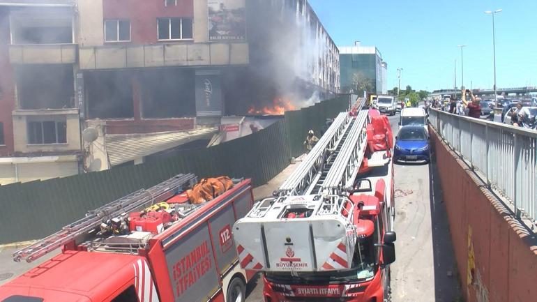 Küçükçekmecede tahliye edilen binada yangın; D-100 yan yolda yoğunluk oluştu