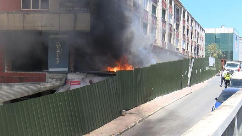 Küçükçekmecede tahliye edilen binada yangın; D-100 yan yolda yoğunluk oluştu