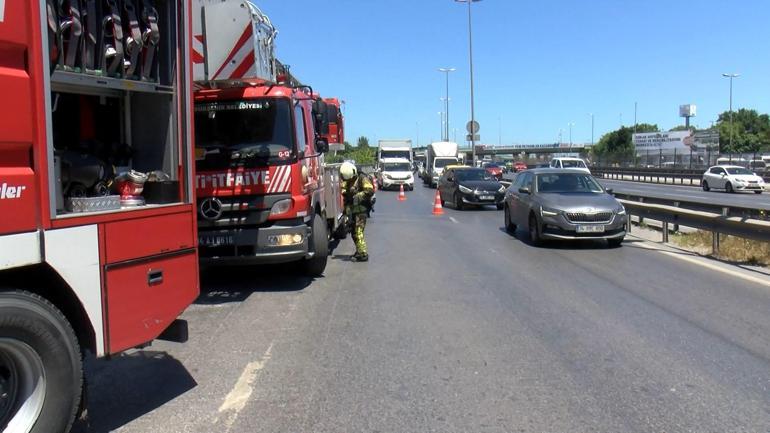 Küçükçekmecede tahliye edilen binada yangın; D-100 yan yolda yoğunluk oluştu