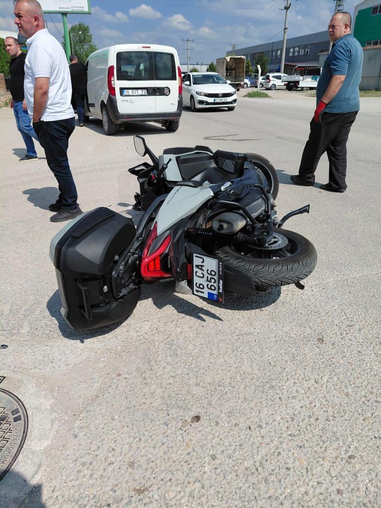 Otomobil ile çarpışan motosikletin sürücüsü yaralandı; kaza anı kamerada