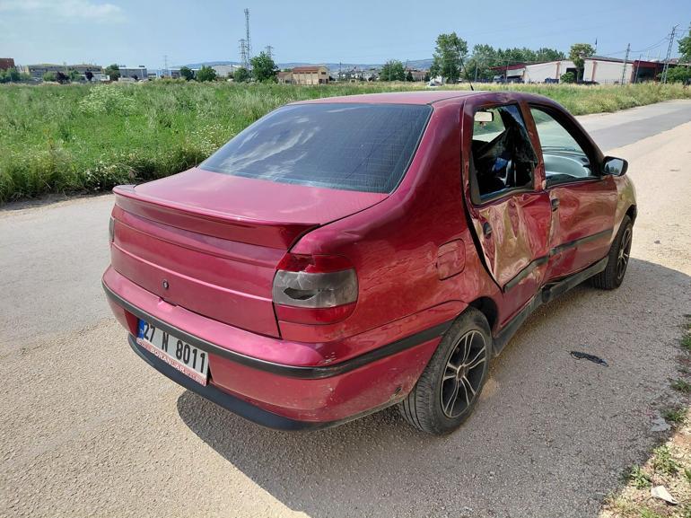 Otomobil ile çarpışan motosikletin sürücüsü yaralandı; kaza anı kamerada