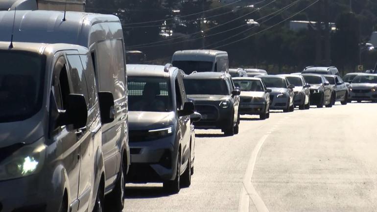 Büyükçekmede 2 servis minibüsü ve bir otomobilin karıştığı kazada 4 kişi yaralandı