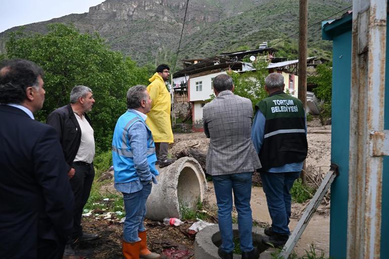 Erzurumda heyelan; yollar ulaşıma kapandı
