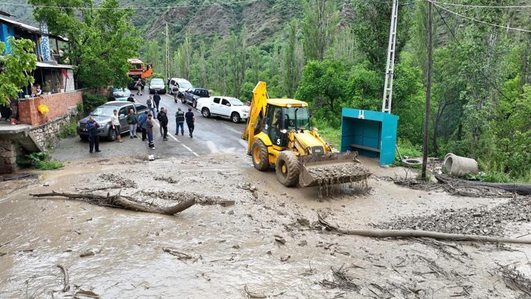 Erzurumda heyelan; yollar ulaşıma kapandı