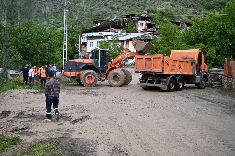 Erzurumda heyelan; yollar ulaşıma kapandı