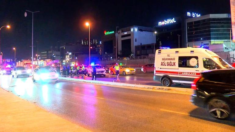 Bakırköyde motosiklet aydınlatma direğine çarptı: 2 ölü