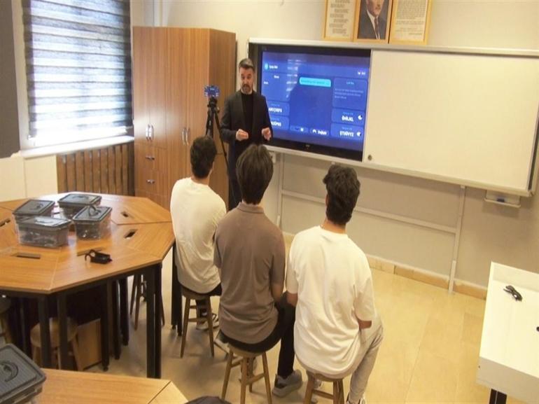 Liseli 3 gencin ALS hastaları için geliştirdiği yapay zeka destekli uygulama, ABDde 2 ödül kazandı