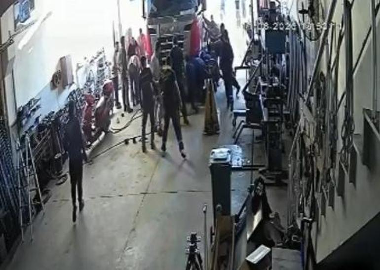 Tamir ettikleri TIRın altında kalan baba ve oğlunu, komşu esnaf kurtardı: olay kamerada