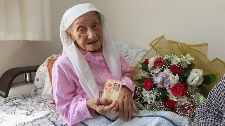 Atatürkün elini öptüğünü belirten 101 yaşındaki Hacer Akdoğana sürpriz doğum günü