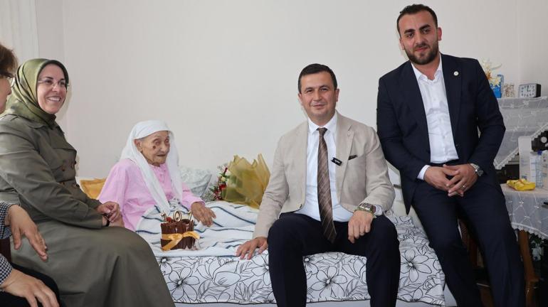 Atatürkün elini öptüğünü belirten 101 yaşındaki Hacer Akdoğana sürpriz doğum günü
