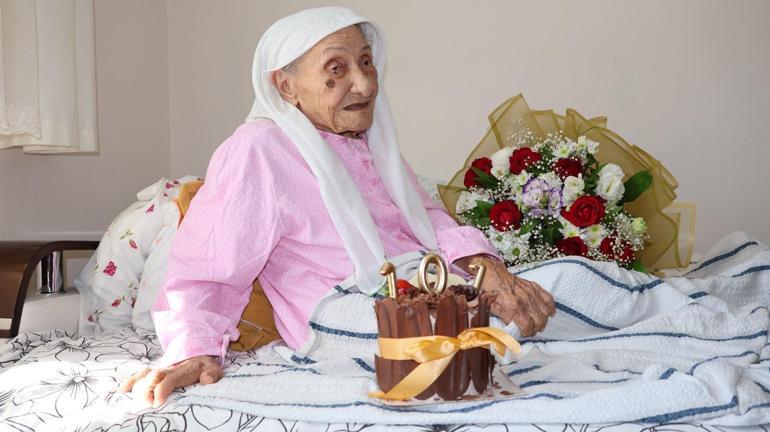 Atatürkün elini öptüğünü belirten 101 yaşındaki Hacer Akdoğana sürpriz doğum günü