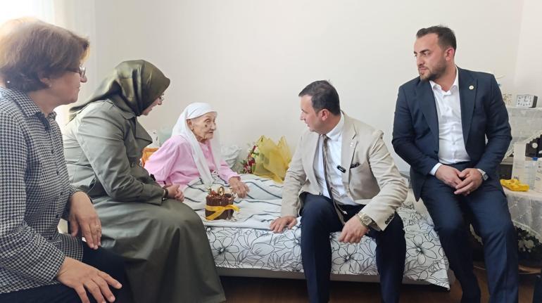 Atatürkün elini öptüğünü belirten 101 yaşındaki Hacer Akdoğana sürpriz doğum günü