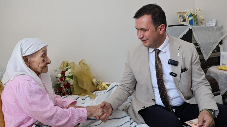 Atatürkün elini öptüğünü belirten 101 yaşındaki Hacer Akdoğana sürpriz doğum günü