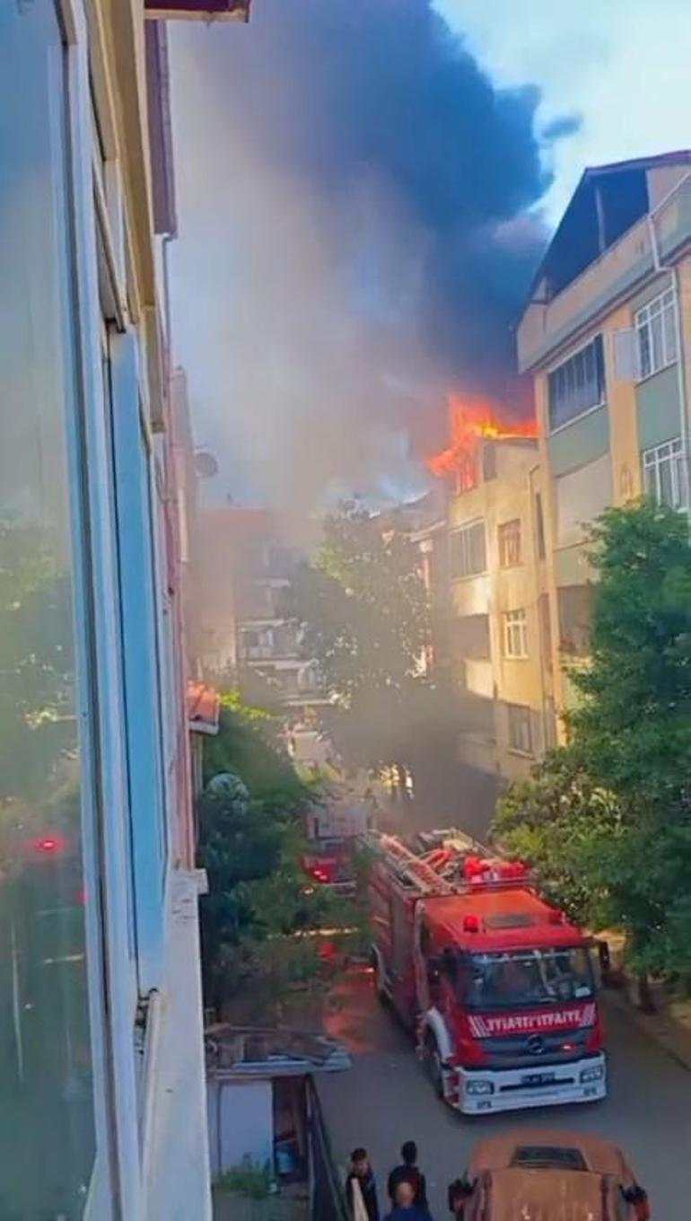 Tuzlada 4 katlı binanın çatısında çıkan yangın yandaki apartmana sıçradı